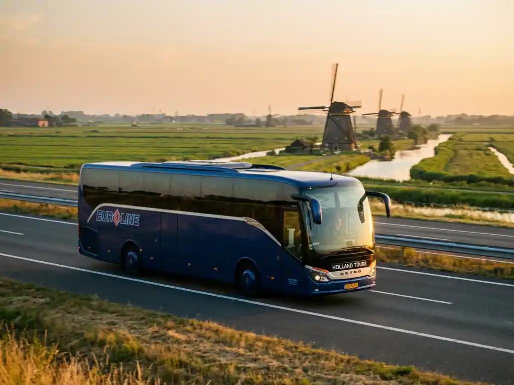 Moderne touringcar rijdt over Nederlandse snelweg met traditionele windmolens en groene polders op de achtergrond