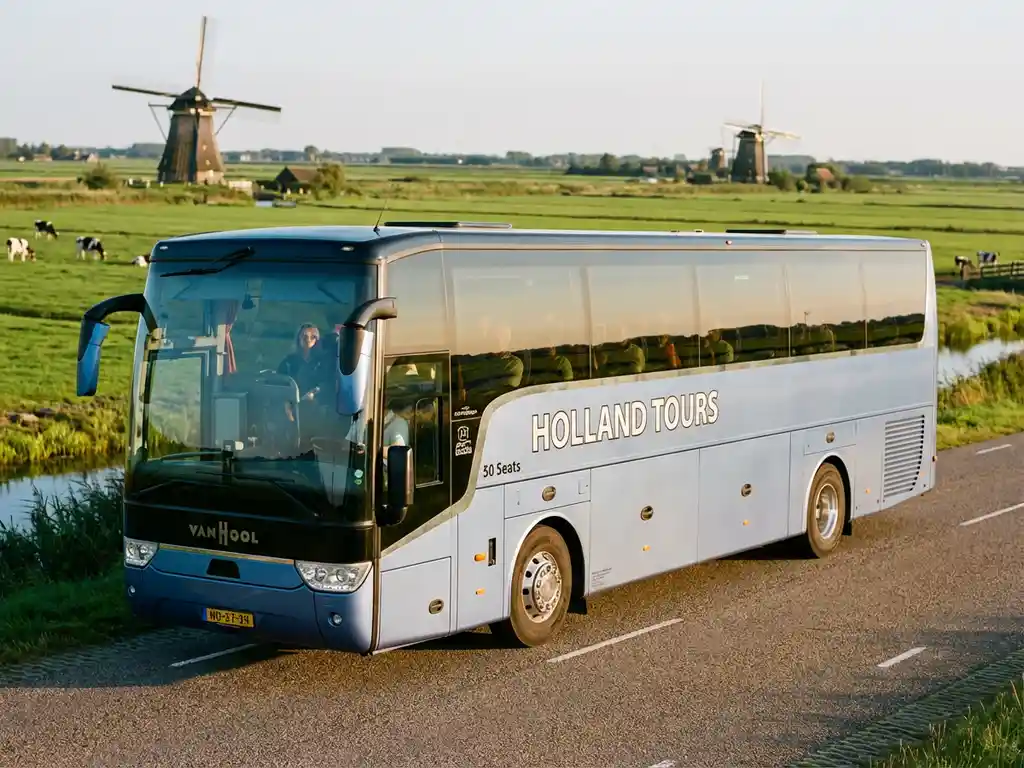 Moderne touringcar rijdt door Nederlands landschap met traditionele windmolens en groene polders op de achtergrond