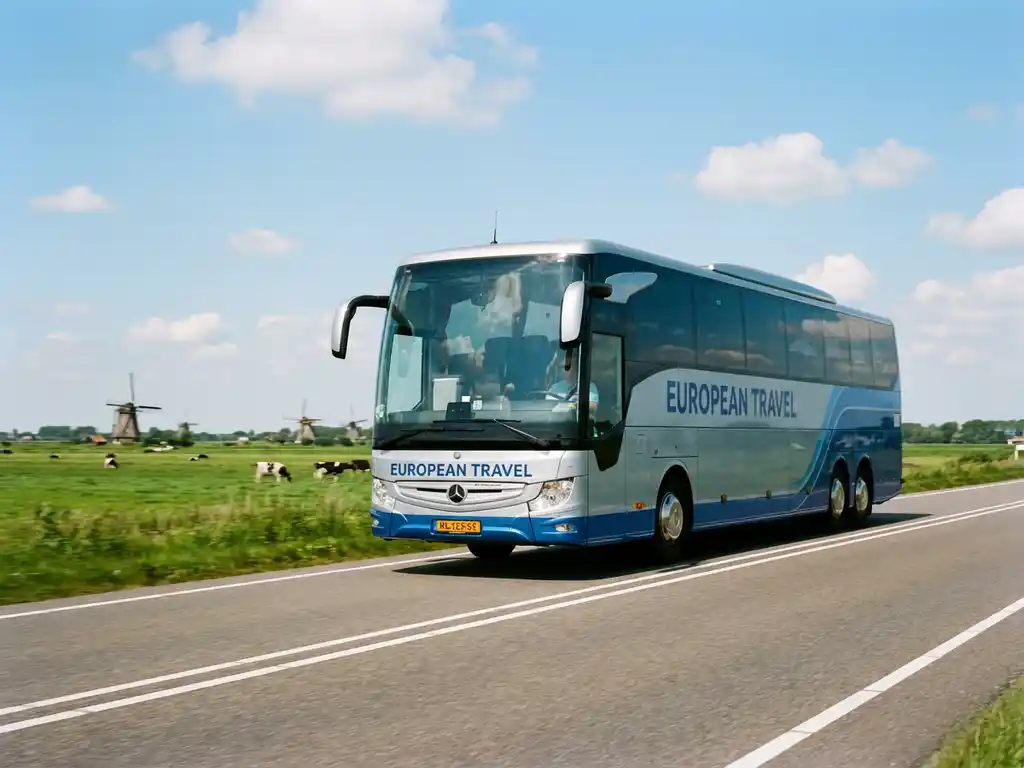 Moderne touringcar rijdt over Nederlandse snelweg met groene polders en traditionele molens op de achtergrond
