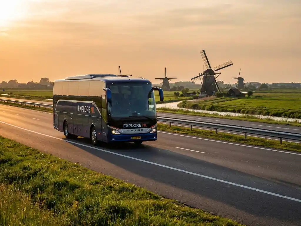 Grote moderne touringcar rijdt over Nederlandse snelweg met traditionele windmolens en groene polders op achtergrond