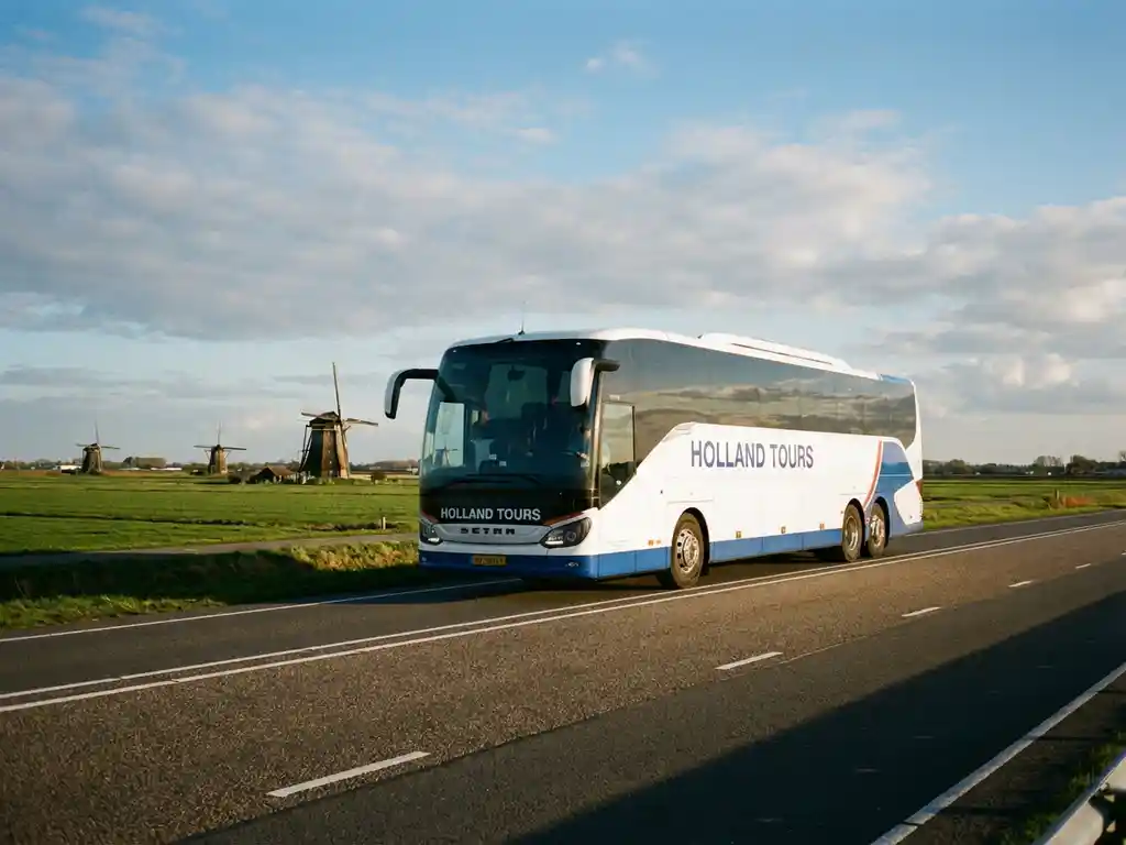 Moderne touringcar rijdt over Nederlandse snelweg met traditionele windmolens en groene polders op de achtergrond