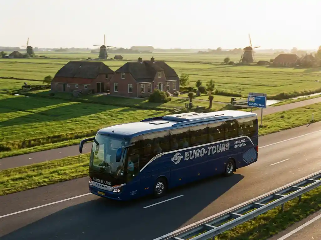 Moderne touringcar rijdt over Nederlandse snelweg met traditionele boerderijen en windmolens in het landschap