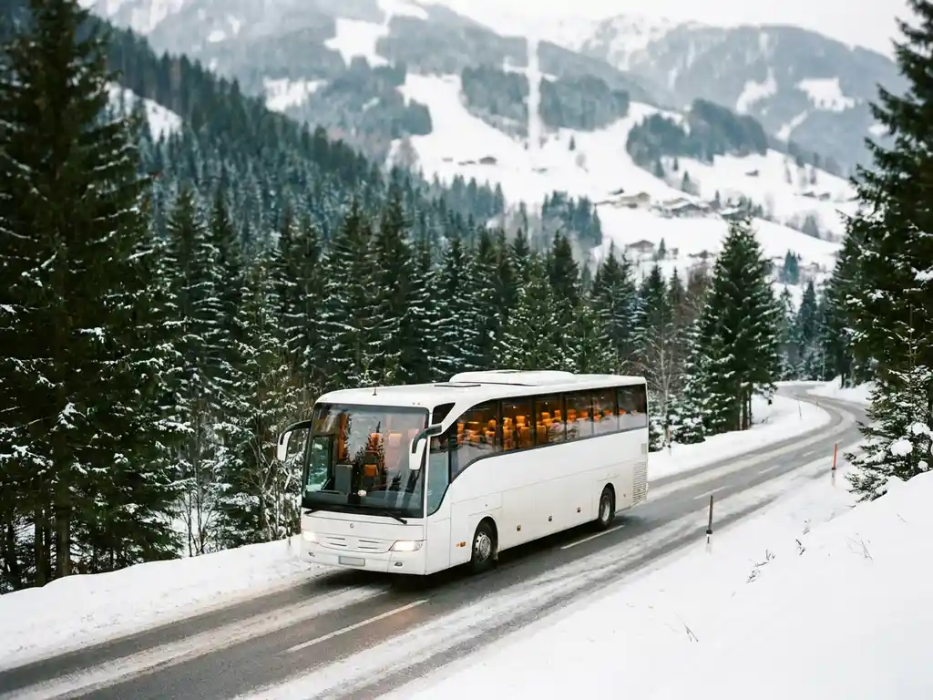 Touringcar rijdt door besneeuwd Alpien berglandschap met dennenbossen en skipistes op de achtergrond in winterlicht.