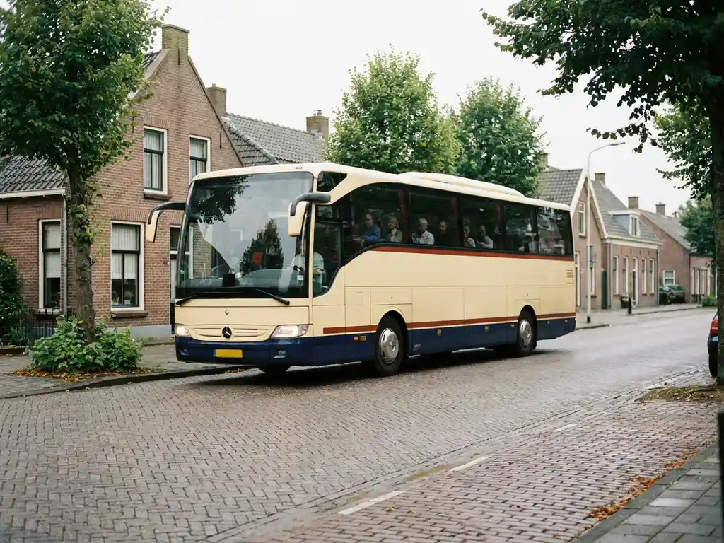 Touringcar rijdt door een rustige Nederlandse dorpsstraat met bakstenen rijtjeshuizen en groene bomen.